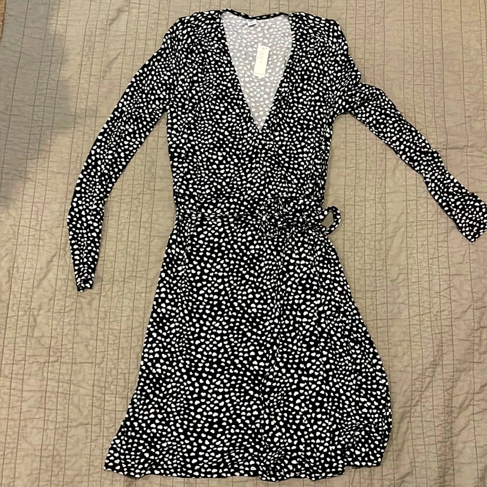 NWT - Black & White Heart Wrap Dress - Old Navy (M)
